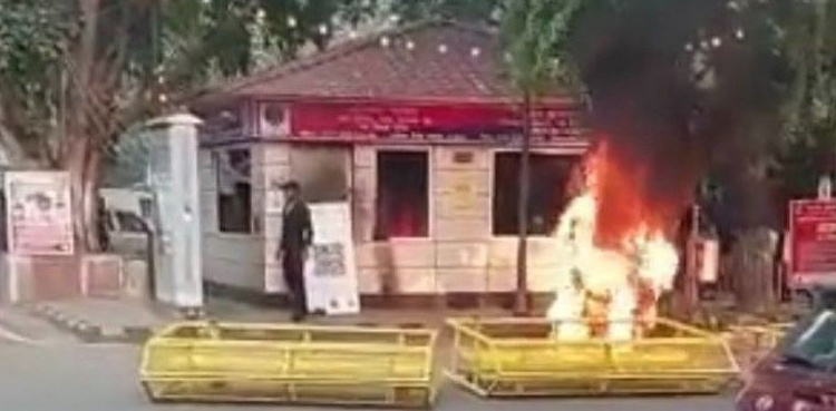 Viral video: Man sets bike on fire, damages police post