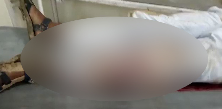 Cardboard used as makeshift plaster on fractured leg, video goes viral