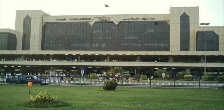 Customs foils Saudi currency smuggling bid at Karachi airport