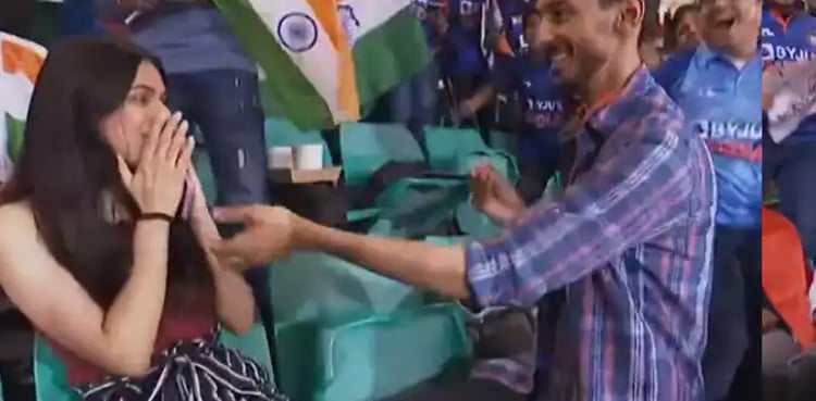 NED v IND: Woman accepts fan's marriage proposal in stadium