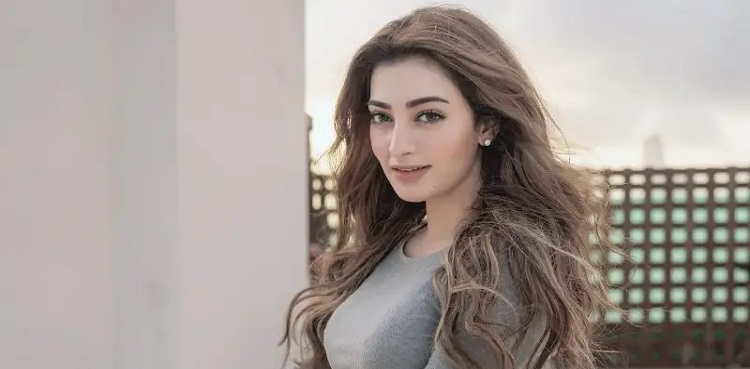 Nawal Saeed stuns netizens with latest pictures