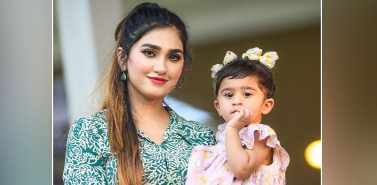 Latest video of Hassan Ali's wife Samiya, daughter goes viral