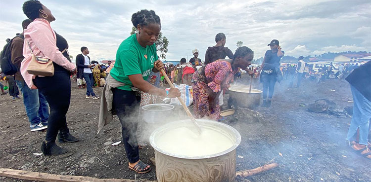 Congo: Volunteers bring porridge and laughter to displaced children