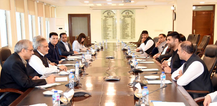 Ishaq Dar vows to facilitate investors, business community