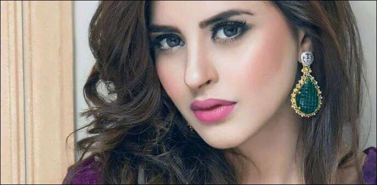 Watch video: Fatima Effendi demonstrates favourite makeup look
