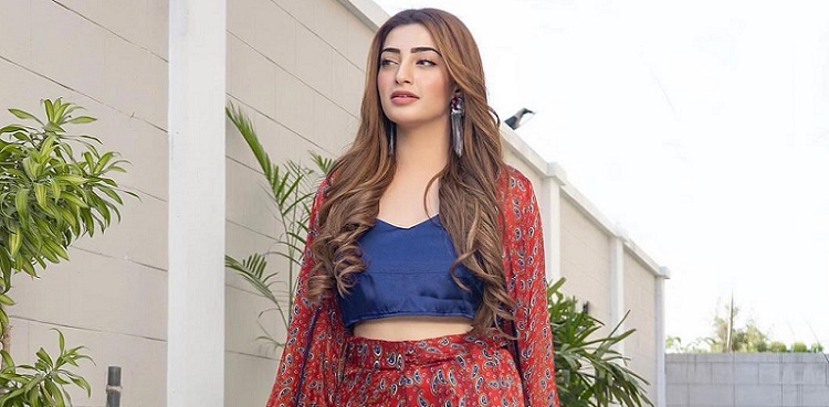 Nawal Saeed stuns social users with latest selfies