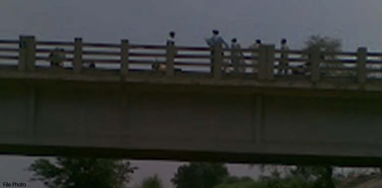 Lahore: Girl jumps off bridge after being scolded by brother