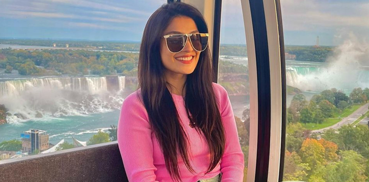 Ayeza Khan goes green in latest post