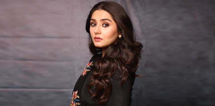 Dur-e-Fishan Saleem sends love, hugs via new pictures