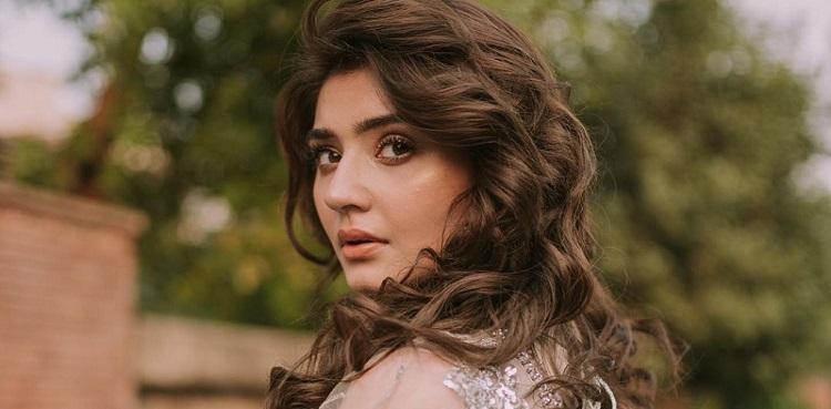 Dur-e-Fishan Saleem mesmerizes social users with new pictures