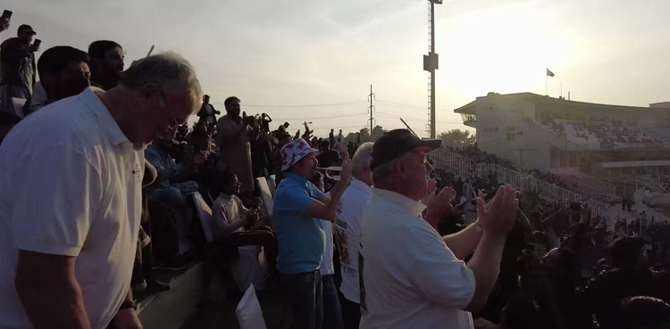 England cricket team fans play 'Dil Dil Pakistan', video goes viral