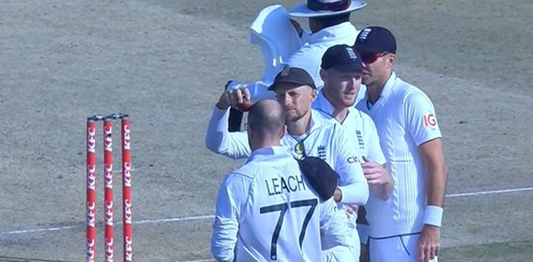 PAK v ENG: Joe Root shines ball off Jack Leach's head, video goes viral