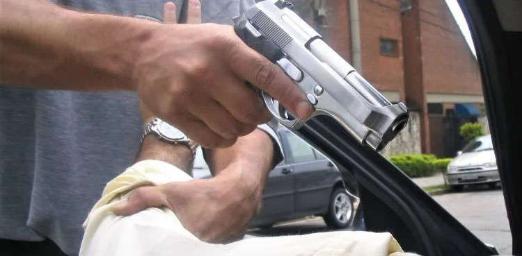 Policeman robbed at gunpoint in Karachi