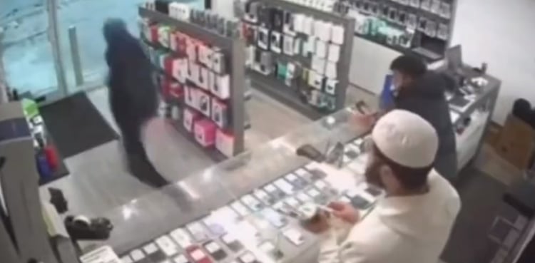 Thief's attempt to steal mobile phones fails, funny video goes viral