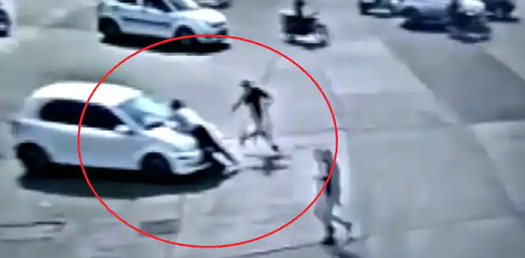 Viral: Man drags traffic police on car to avoid challan