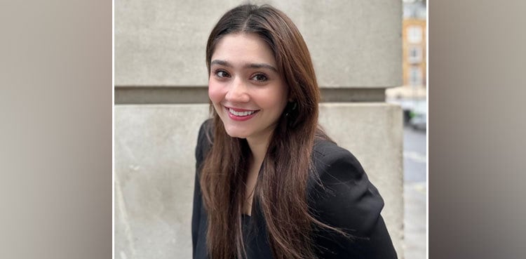 Dur-e-Fishan Saleem wins social media with latest pictures