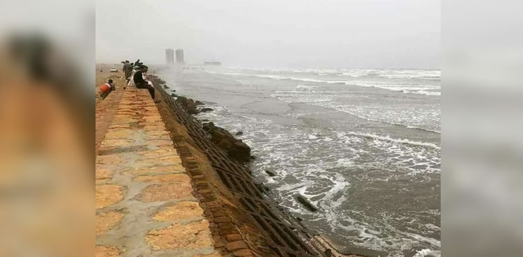 Girl missing after jumping into Karachi's Seaview beach