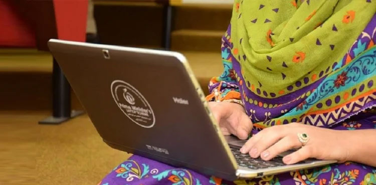 Govt to re-launch laptop scheme for university students