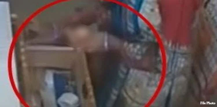 Lahore: Women break into house, steal mobile phones