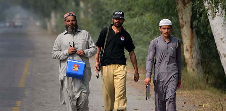 Five policemen guarding polio team injured in DI Khan attack