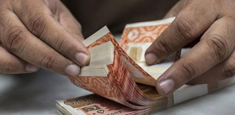 Bloomberg warns Pakistan of economic default amid no IMF deal