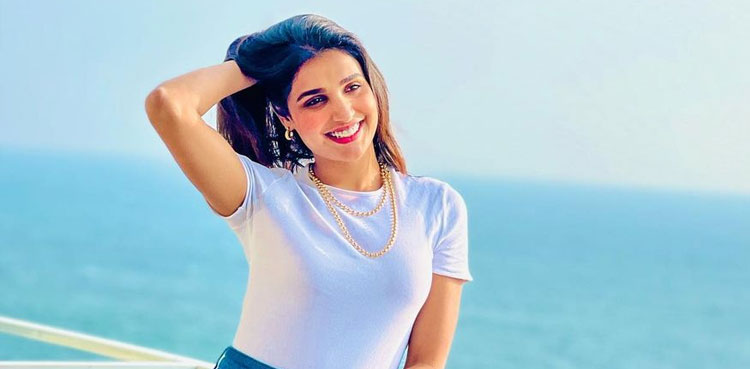 Amna Ilyas brings smiles with latest pictures, video