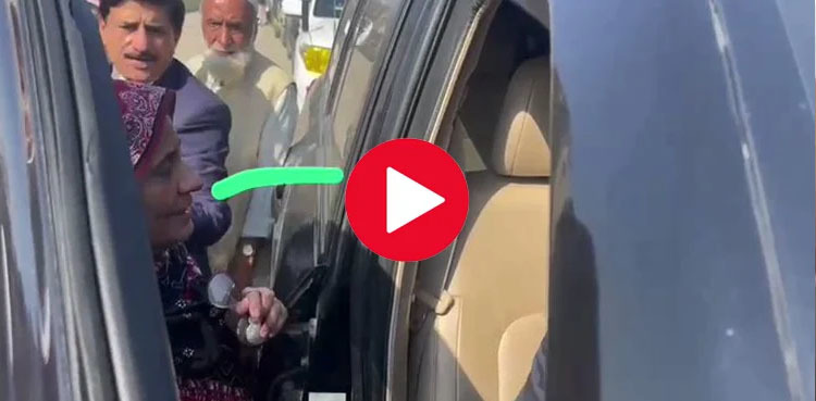 Karachi street crime victim stops vehicle of Sindh CM