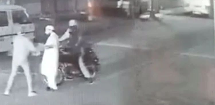 WATCH: Robbers loot worshiper in Karachi