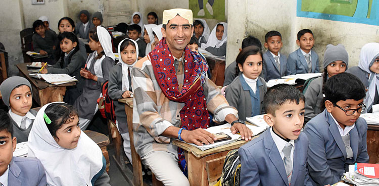 Shahnawaz Dahani visits his primary school, pictures go viral