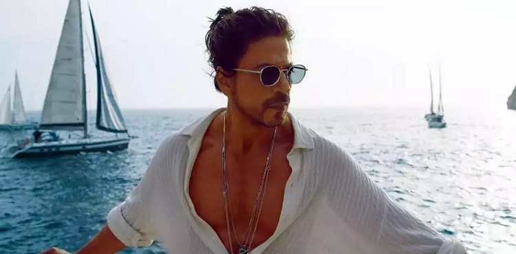 Shahrukh Khan called 'femme fatale' by a troll; See his witty response