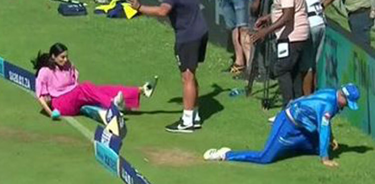 WATCH: Zainab Abbas falls after fielder crashes into her