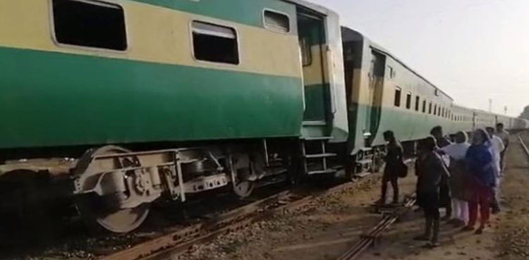Karachi-bound train escapes major accident near Kotri