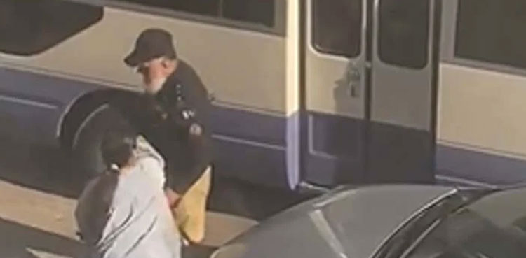 WATCH: Karachi woman slaps DSP for ‘stopping car’