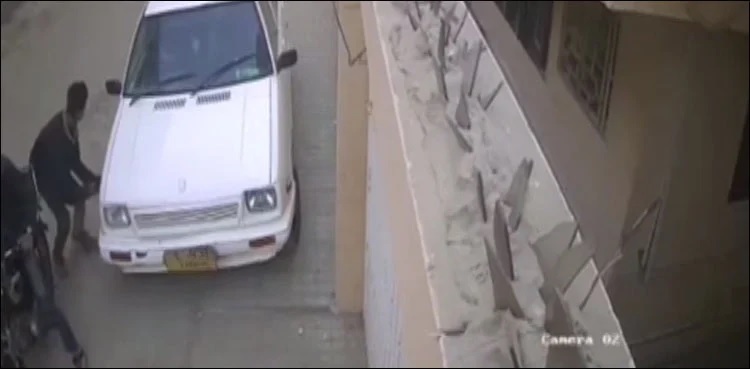 VIDEO: Karachi man stealing car battery caught red-handed