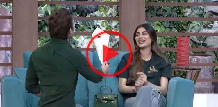 WATCH: Shahroz Sabzwari proposes to Sadaf Kanwal during live show