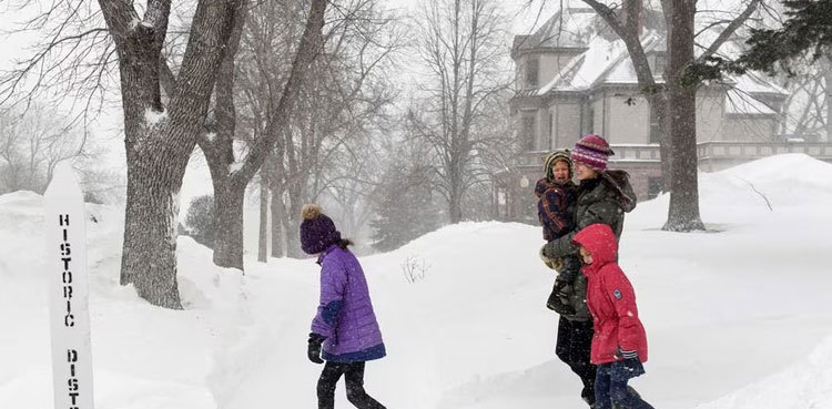 Massive snowstorm closes schools, grounds flights in US heartland