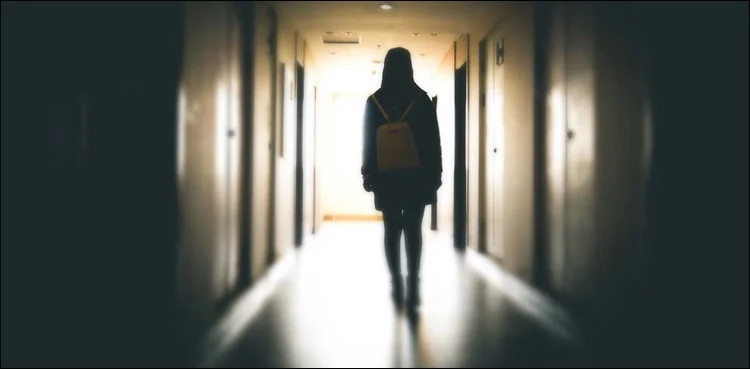 Girl attempts suicide by jumping from 5th floor in Karachi