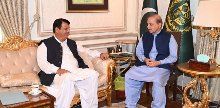 PM Shehbaz orders Amir Muqam to expedite public contact campaign