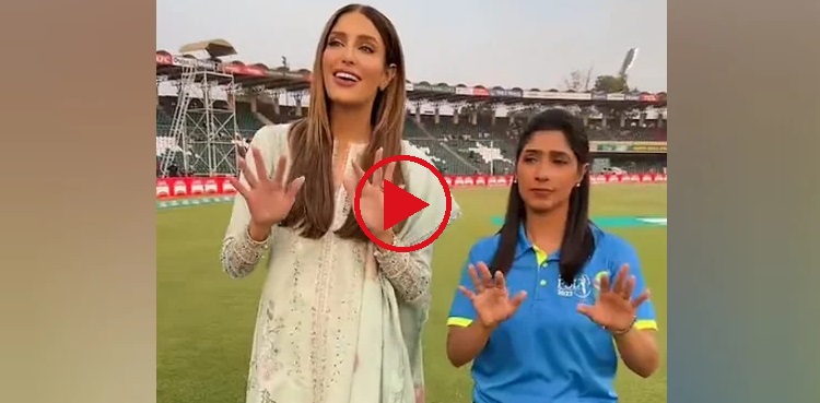 Urdu 101: Erin Holland learns the language from Urooj Mumtaz