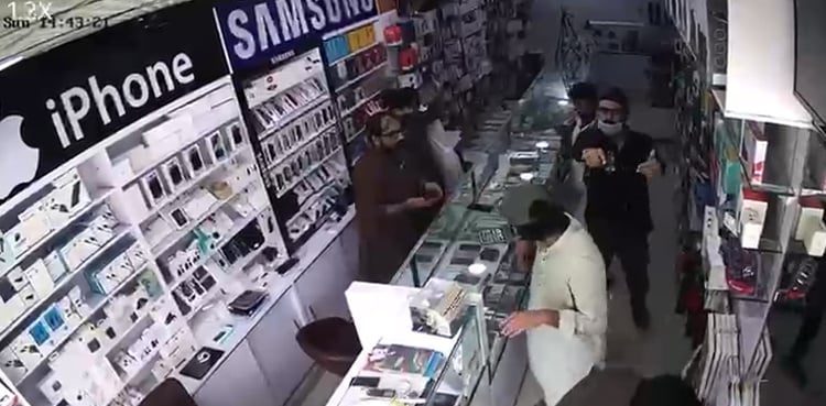 Video: ‘Rickshaw gang’ loots mobile phones, cash in DHA Karachi