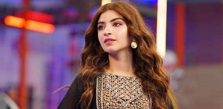Kinza Hashmi turns heads with new look