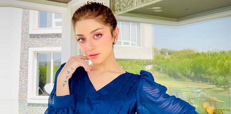 Alizeh Shah has netizens talking with latest selfie