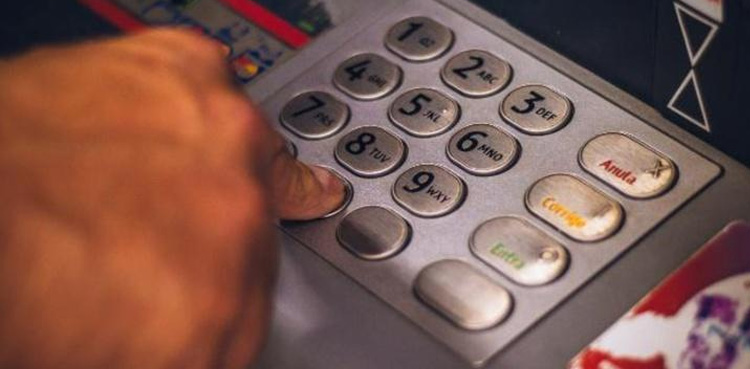 WATCH: People rush to ATMs after bank glitch