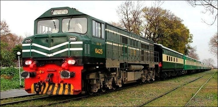 Pakistan Express derails near Mubarakpur