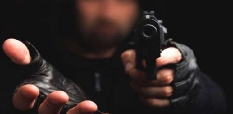 Karachi citizens catch dacoits looting ATM users