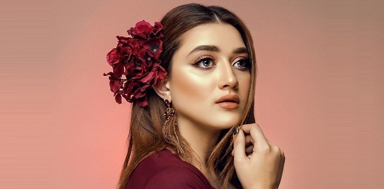 Momina Iqbal wins social media with latest pictures