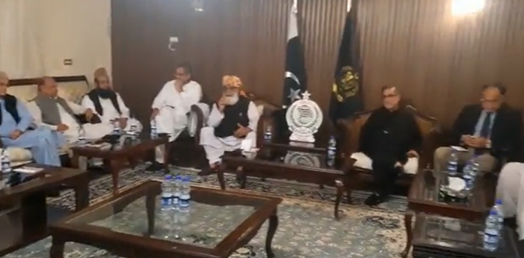 PDM session: Nawaz Sharif suggests ‘power show’ outside SC