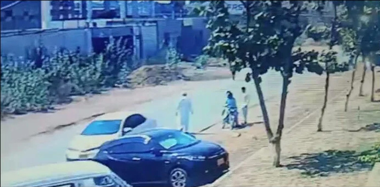 Watch: Luxury vehicle worth Rs10mn snatched in Karachi