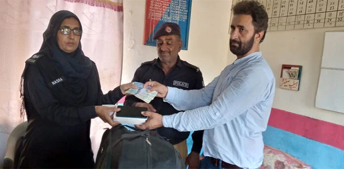 Railway police returns bag carrying cash to its owner