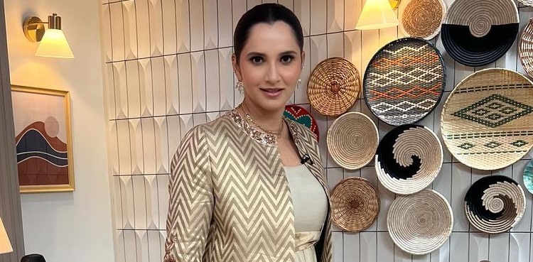 Sania Mirza turns heads in a shimmery saree